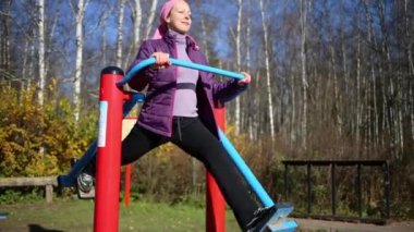 Genç kadın egzersizleri simülatörü, mu 