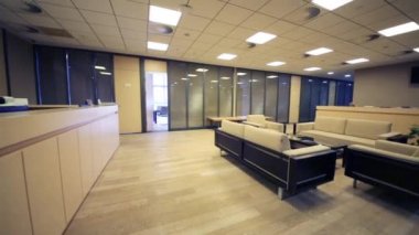Resepsiyon, tablolar ve kanepeler İş Merkezi ile dinlenme bölgesi