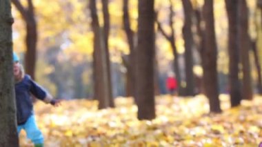 İki mutlu çocuk parkında çalıştırmak 