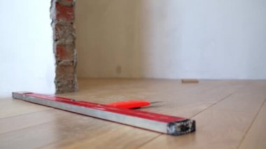 Yeni daire yükleme sırasında parke 