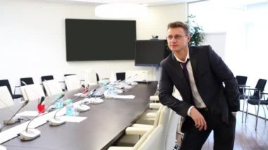 İş takım elbiseli adamı toplantı odasında duruyor