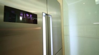 Yönetim Kurulu ve Kanepeli oturma odasında buzdolabı 