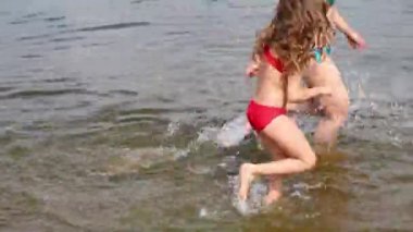 Genç anne ile kızı suya atlama.