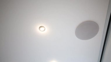 Tavan ile birkaç dairesel yanan lambalar 