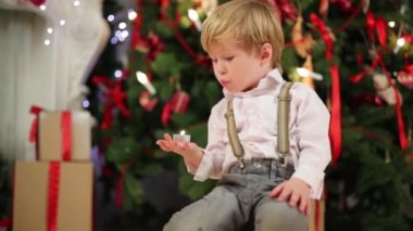 küçük çocuğa Noel ağacı 