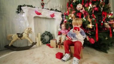 Küçük kız ve erkek Noel ağacı yakınındaki