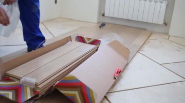 Adam kutudan döşeme alır 