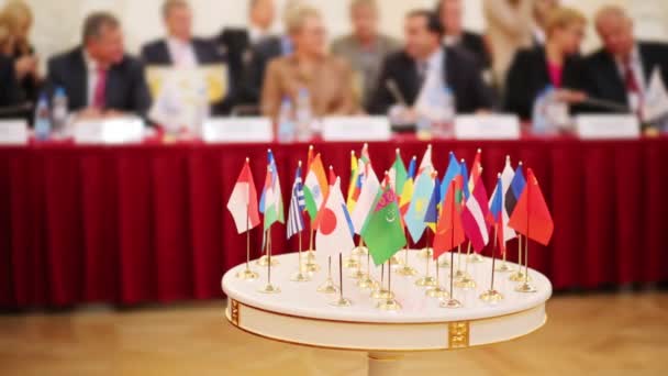 Drapeaux des différents pays sur la table — Video