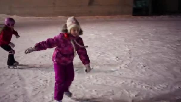 Liten tjej skridskor som fågel — Stockvideo