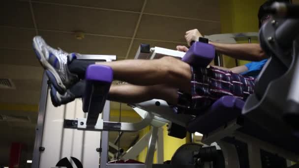 男人锻炼膝盖 — 图库视频影像