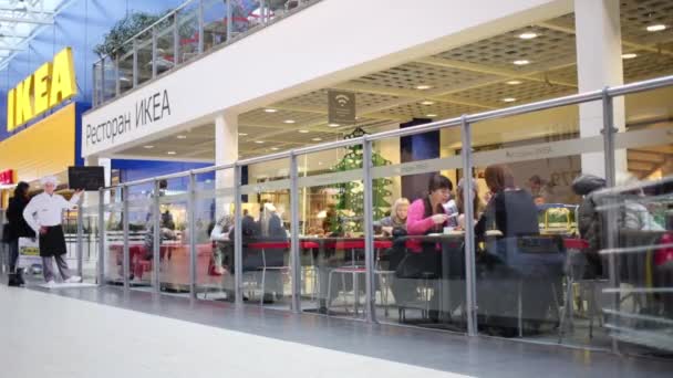 La gente se sienta en la cafetería de Ikea en Samara — Vídeos de Stock