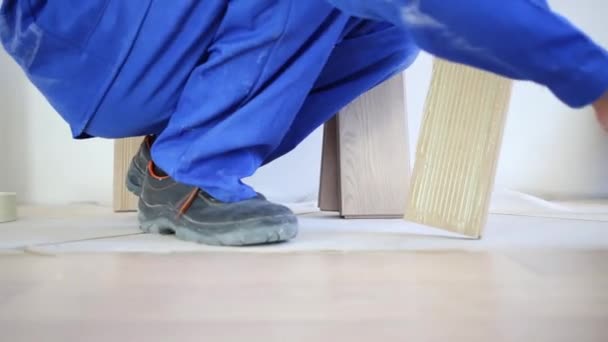 Pracownik pokrycia podłogowe — Wideo stockowe