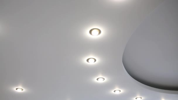 Illuminazione a più stadi sul soffitto — Video Stock