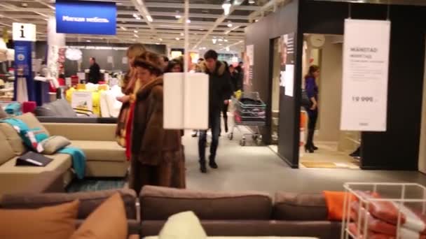 Personas en Ikea en Samara — Vídeo de stock