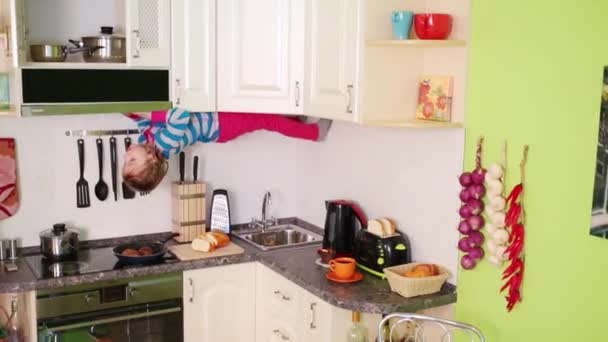 小さな女の子は、反転の家 — ストック動画