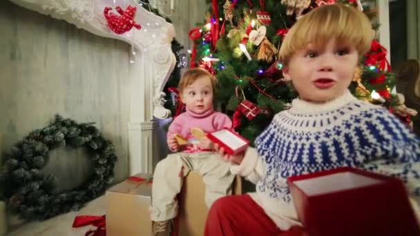 Niedliche Mädchen und Jungen mit Geschenkboxen — Stockvideo