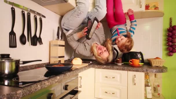Мати і дочка перевернутий будинок — стокове відео