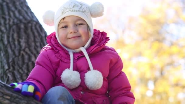 Cute little girl in park — Stock Video