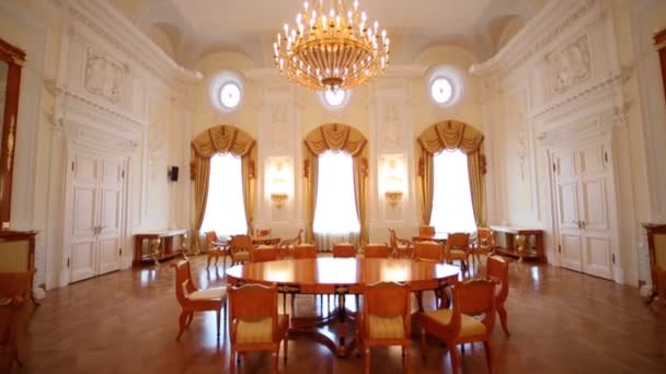 Ronde tafel in Petroff Palace — Stockvideo