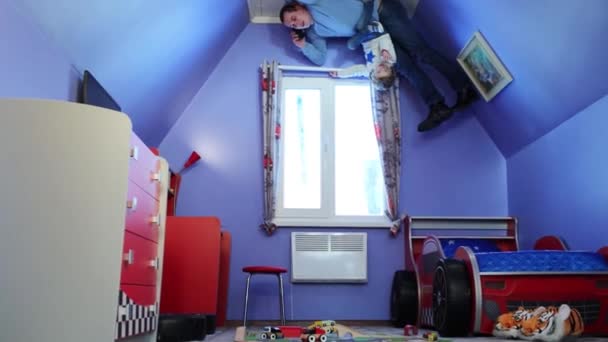 Father and daughter in inverted house — Stock Video