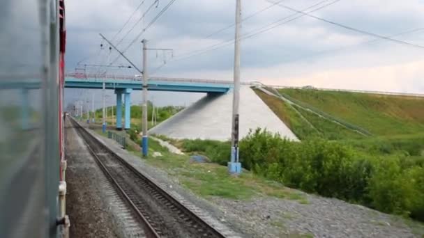 Eisenbahn und Brücke aus fahrendem Zug — Stockvideo