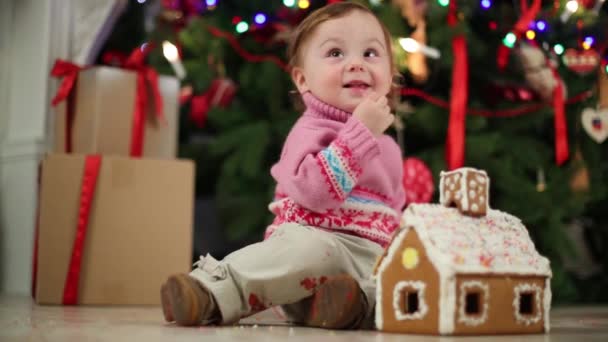 Cute little girl sits on floor — Stock Video