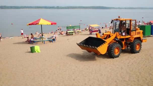 Traktor na písečné pláži řeky Volhy. — Stock video