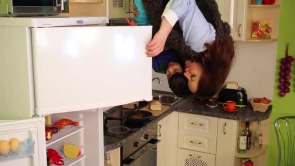 Mulher com filho na cozinha na casa invertida — Vídeo de Stock