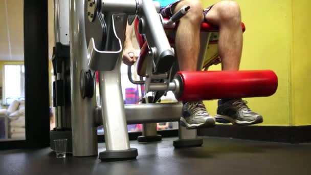 Чоловік виконує вправи для колін — стокове відео