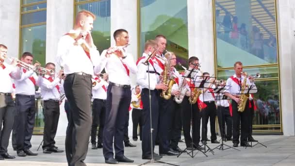 Band van afgestudeerden is het afspelen van muziek op Graduate-2013. — Stockvideo