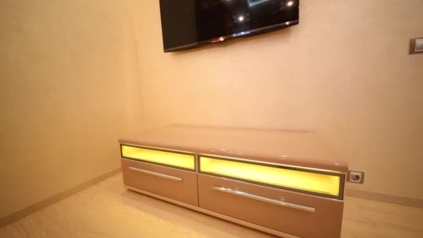 Стильный шкаф и плоский телевизор — стоковое видео
