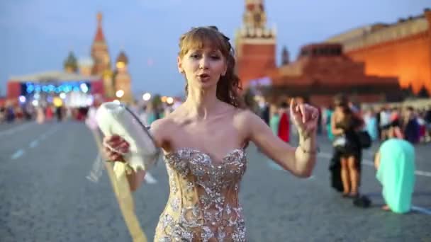 Chica sonriente en hermoso vestido de baile — Vídeo de stock