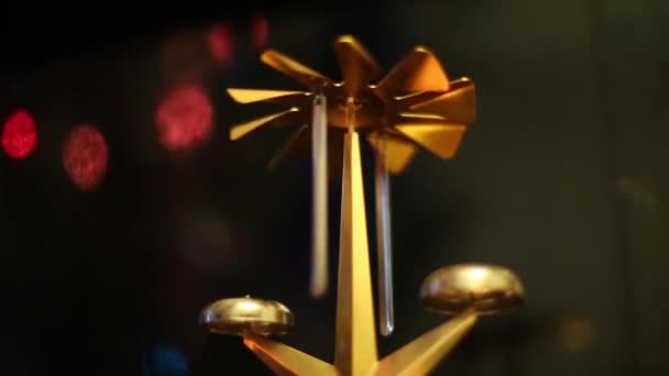 Noel ağacı yakınındaki yıldızıyla oyuncak — Stok video