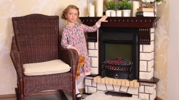 Oyuncak ayılı küçük kız — Stok video