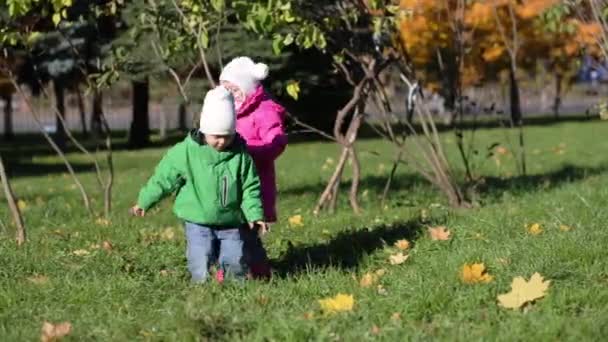 Menina feliz e menino correr e saltar — Vídeo de Stock