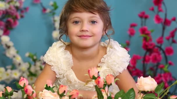 Carino bambina in abito bianco — Video Stock