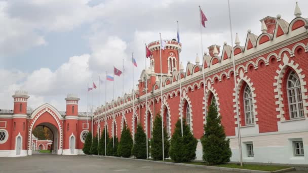 Flagpoles ao longo da parede no Palácio Petroff — Vídeo de Stock