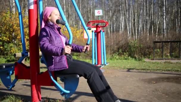 Женщина делает упражнения на тренажере — стоковое видео