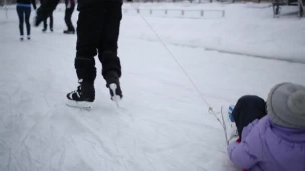 在冰上的男孩拖女孩 — 图库视频影像