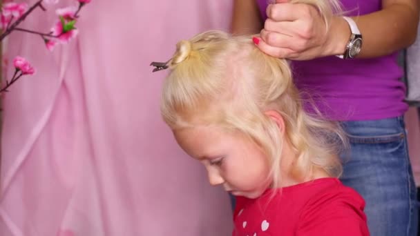 Hübsches kleines Mädchen und die Hände des Friseurs — Stockvideo