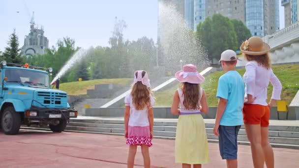 Femme et enfants regardant la voiture — Video