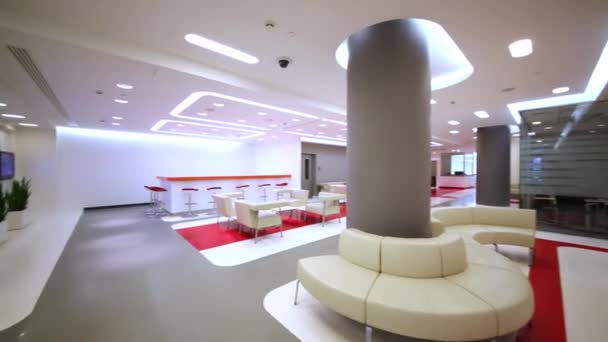 Zona de espera vacía con sillas blancas — Vídeos de Stock
