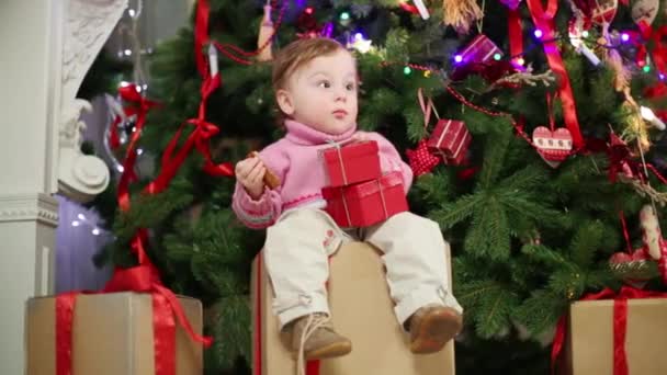 Niña con cajas de regalo — Vídeo de stock