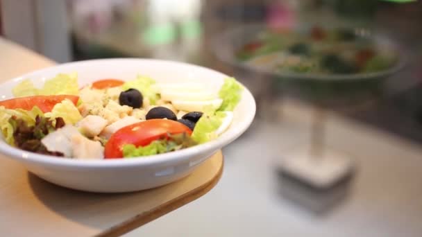 Salát s rajčaty a olivami čínský salát — Stock video