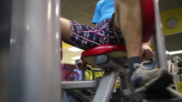 Homem faz exercício para espalhar pernas — Vídeo de Stock