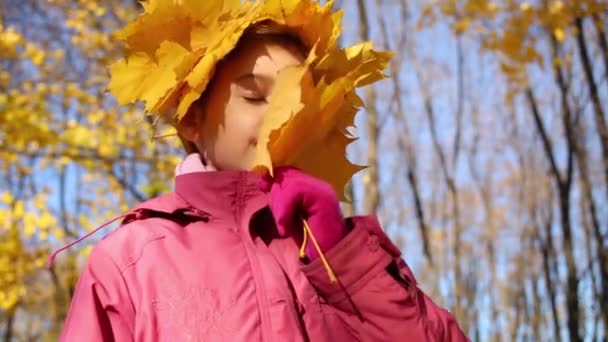 Little girl with crown made of leaves — Stock Video