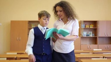 Öğretmen egzersiz kitap görünüyor 