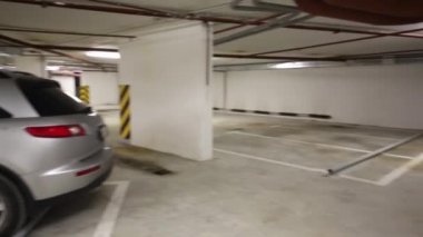 Geniş yer altı otoparkı araba duruyor