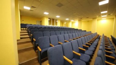 Koltuklar ile basit ve küçük konser salonu 