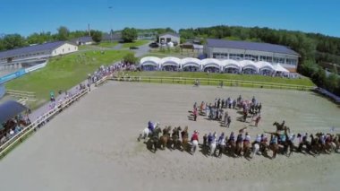 İnsanlar atlıların oluşumunu izliyor 